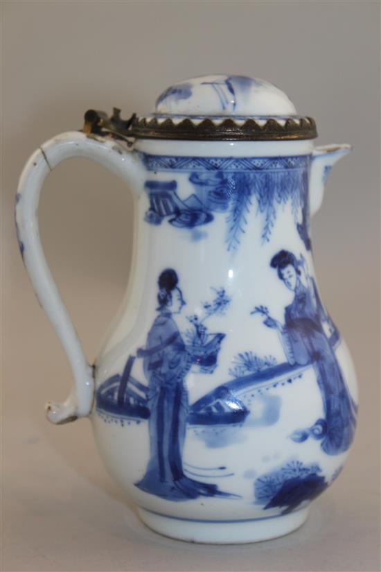 A Chinese export blue and white jug and cover, Kangxi period, 14cm, faults to handle and hinge